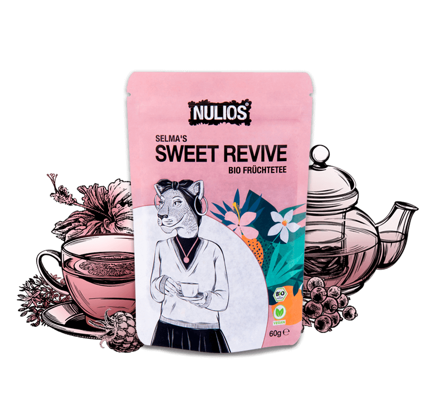Selma's Sweet Revive Verpackung vor gezeichneter Kanne und Tasse mit Hibiskus, Himbeere, Honigbusch und schwarzer Johannisbeere