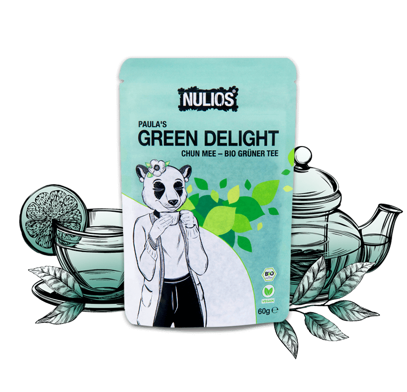 Paula's Green Dlight Chun Mee Bio Grüner Tee Verpackung vor gezeichneter Teekanne und Teetasse