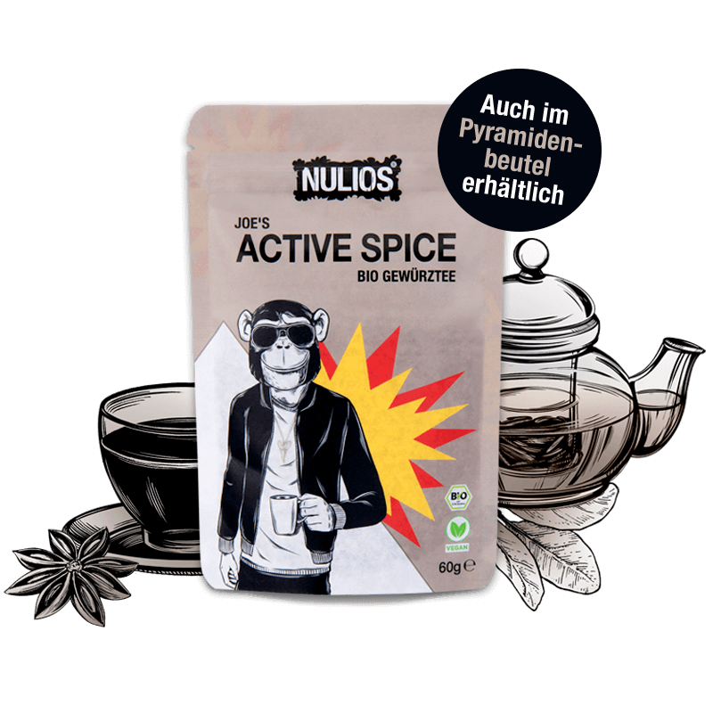 Joe's Active Spice Verpackung vor gezeichneter Kanne, Teetasse und Sternanis mit "auch im Pyramidenbeutel erhältlich" Sticker